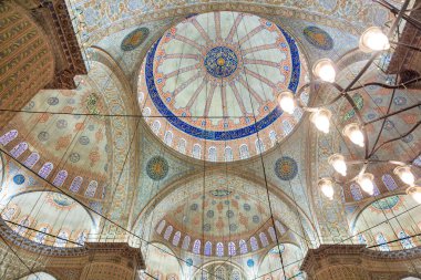 İstanbul 'daki tarihi bir caminin süslü kubbesi ve karmaşık desenleri. 11 Ağustos 2025, İstanbul Türkiye.