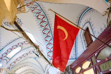 Tarihi Grand Bazaar 'ın içinde karmaşık tavan tasarımlarıyla Türk bayrağı. 11 Ağustos 2025, İstanbul Türkiye.