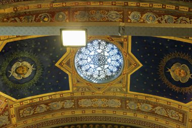 Vitray pencereli ve karmaşık desenli süslü gotik tavan. 11 Ağustos 2025, İstanbul Türkiye.