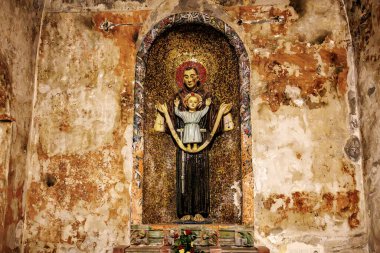 Tarihi kilise ortamında antik dini bir aziz ve çocuk mozaiği. 11 Ağustos 2025, İstanbul Türkiye.