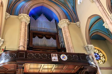 Büyük bir katedralin içindeki tarihi boru orgu ve karmaşık mimari. 11 Ağustos 2025, İstanbul Türkiye.