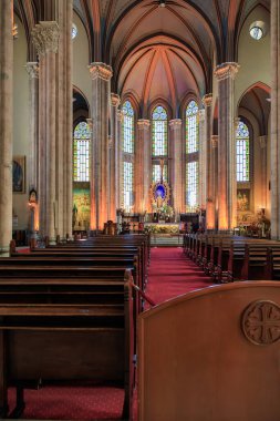 Göz kamaştırıcı gotik katedral iç mimarisi, boyalı camlar ve kemerli tavanlar. 11 Ağustos 2025, İstanbul Türkiye.