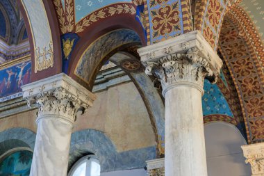 Tarihi iç mekanlarda mimari sütunlar ve kemerler. 11 Ağustos 2025, İstanbul Türkiye.