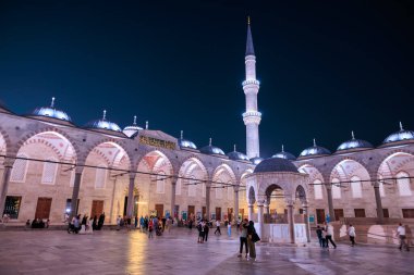 Aydınlatılmış minare ve avlusuyla Osmanlı camisini gece görüşü. 11 Ağustos 2025, İstanbul Türkiye.