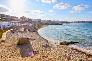 Mavi gökyüzüne karşı rahatlatıcı atmosferi olan güneşli bir sahil. 13 Ağustos 2025, Sozopol Bulgaristan.