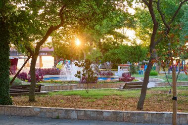 Gün doğumunda şelale ve oturma alanı olan huzurlu bir park. 14 Ağustos 2025, Sozopol Bulgaristan.