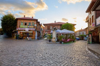 Güneş doğarken Avrupa 'nın tuhaf bir kasabasında kaldırım taşı caddesinde. 14 Ağustos 2025, Sozopol Bulgaristan.
