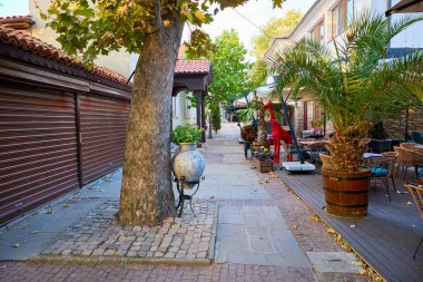 Yemek terası ve yapraklı ağaçlarla dolu tuhaf bir Avrupa caddesi. 14 Ağustos 2025, Sozopol Bulgaristan.