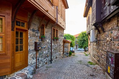 Antika Avrupa köyündeki kır taşı ve ahşap evlerle parke sokağını büyülüyordu. 14 Ağustos 2025, Sozopol Bulgaristan.