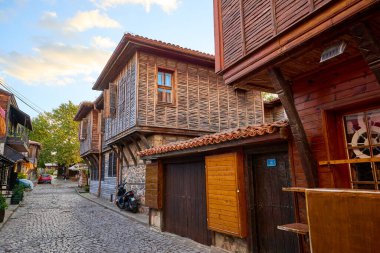 Tarihi Bulgar şehrinde ahşap mimarisi olan büyüleyici bir kaldırım taşı caddesi. 14 Ağustos 2025, Sozopol Bulgaristan.