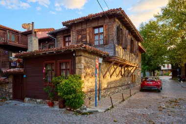 Akşamüstü kaldırım taşı caddesindeki tarihi ahşap ev. 14 Ağustos 2025, Sozopol Bulgaristan.