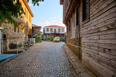 Cazibeli tarihi kasabada gün batımında Cobblestone Caddesi 'nde. 14 Ağustos 2025, Sozopol Bulgaristan.