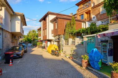 Altın saat boyunca Avrupa 'nın antika şehrinde kaldırım taşı caddeleri büyüleyici. 14 Ağustos 2025, Sozopol Bulgaristan.