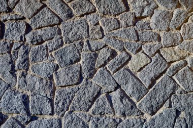 Düzensiz desenleri ve dokuları olan taştan duvarlara yakın çekim.