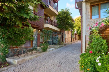 Kırsal mimarisi ve yemyeşil yemyeşil renkli antika Avrupa köyündeki büyüleyici kaldırım taşı sokağı..
