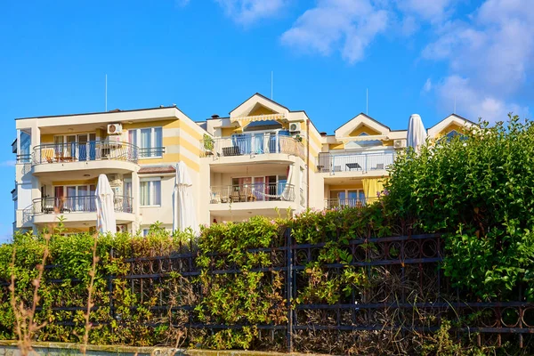 Balkonları ve yemyeşil bahçeleri olan güneşli bir apartman. 13 Ağustos 2025, Sozopol Bulgaristan.