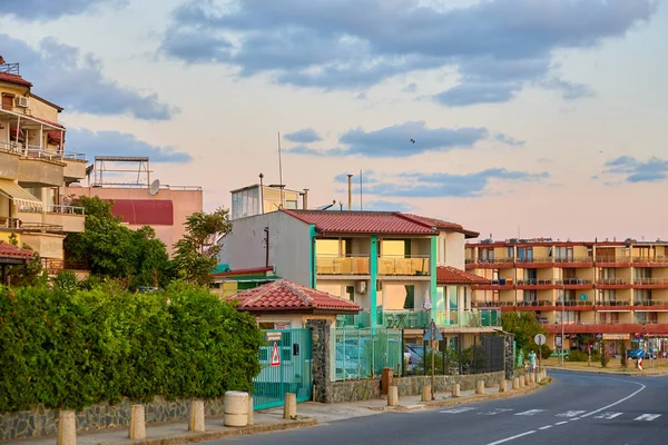 Gün batımında canlı gökyüzü ve yol yolu olan sahil apartmanları. 14 Ağustos 2025, Sozopol Bulgaristan.