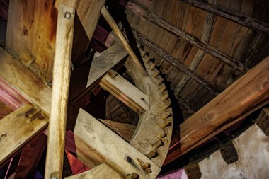 Kırsal alanda klasik ahşap dişli mekanizması, yel değirmeni.