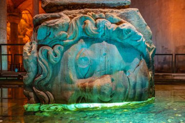 İstanbul 'daki Bazilika Sarnıç' ın kadim Medusa başı. Aydınlatılmış detaylarla..