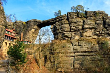 Majestic Bastei Köprüsü ve Saxon İsviçre Ulusal Parkı 'ndaki kumtaşı oluşumları.