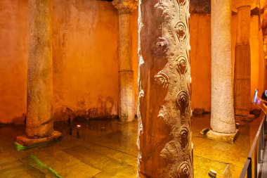 Oyma sütunlarla dolu dramatik antik yeraltı su deposu.