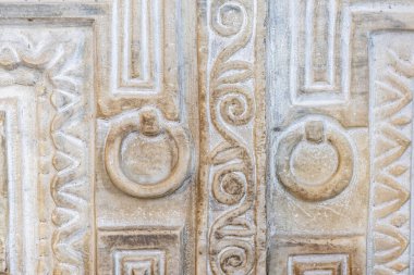 Geometrik ve girdap şekilleriyle oyulmuş taş detaylarını süsleName.