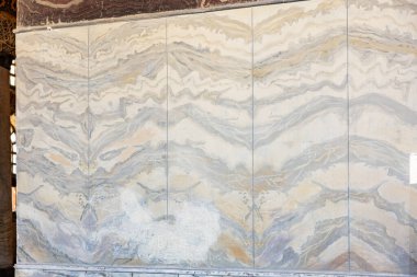 İnce gri ve bej tonlu soyut mermer duvar deseni.