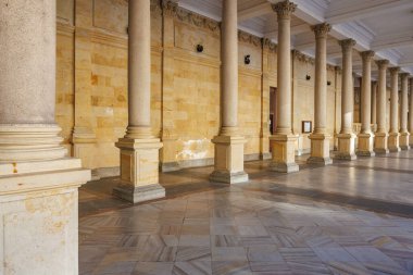 Tarihi yapı mimarisinde zarif taş sütunlar.