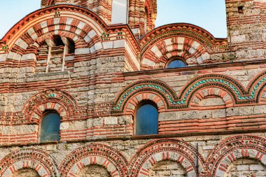Süslü tuğla ve taş detaylarıyla antik Bizans mimarisi.