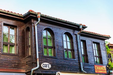 Kafe tabelası ve şehir merkezinde döviz değişimi olan ahşap bir bina..