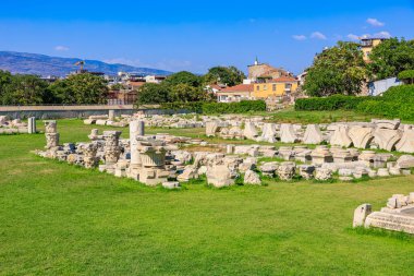 Açık mavi gökyüzünün altındaki antik kalıntılar. İzmir, İzmir 'de antik İzmir kalıntıları.