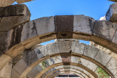 Antik taş kemer, berrak mavi gökyüzüne karşı yıkıldı. İzmir, İzmir 'de antik İzmir kalıntıları.