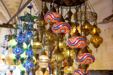 Geleneksel pazar ortamında canlı mozaik fenerler.