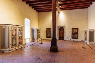 Süslü dolaplar ve ahşap kirişlerin yer aldığı tarihi Avrupa müzesi içi. 19 Mart 2025, Karlstejn, Çek Cumhuriyeti.