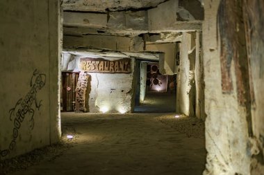 Mağaradaki yeraltı restoranının girişi. Aydınlatılmış yolu ve kırsal dekoru var. 6 Nisan 2025 Branesti, Moldova.