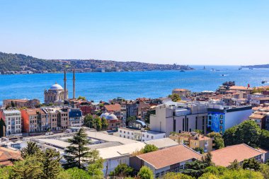 İstanbul Boğazı 'nın tarihi mimarisi ve canlı şehir manzaralı manzarası. 12 Ağustos 2025 İstanbul Türkiye.