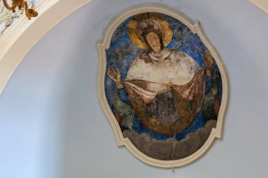 Kilise tavanında eski bir dini heykel figürü. 3 Ağustos 2025, Ayvalik, Türkiye.