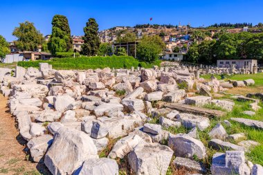 Antik Roma harabeleri İzmir 'de mavi gökyüzünün altında. 4 Ağustos 2025, İzmir Türkiye.