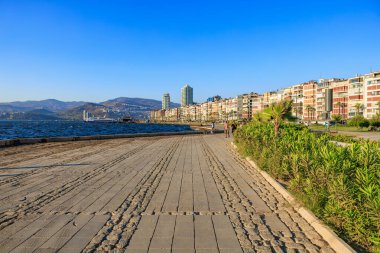 Gökdelenler ve deniz manzaralı sahil şeridi. 4 Ağustos 2025 İzmir Türkiye.