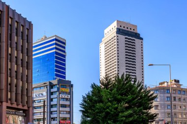 Modern yüksek binaları ve açık mavi gökyüzü olan şehir manzarası. 4 Ağustos 2025 İzmir Türkiye.