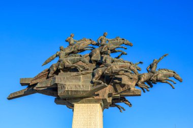 Binici figürleri ve binicilerin heykeli. 4 Ağustos 2025 İzmir Türkiye.