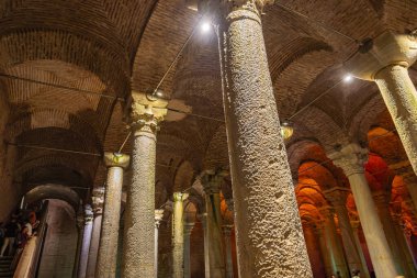İstanbul 'da aydınlatılmış kolonlara sahip antik yeraltı bazilika sarnıcı. 12 Ağustos 2025 İstanbul Türkiye.