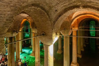 İstanbul 'da aydınlık kolonları ve kemerleri olan antik yeraltı sarnıcı. 12 Ağustos 2025 İstanbul Türkiye.