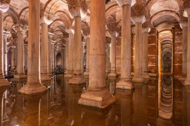 İstanbul 'da sütunları ve yansımaları olan antik Bizans sarnıcı. 12 Ağustos 2025 İstanbul Türkiye.