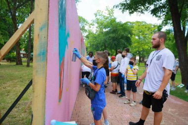 Çeşitli grupların açık havada duvar resimleri yaptığı toplumsal bir sanat etkinliği. 31 Mayıs 2024 Balti Moldova.