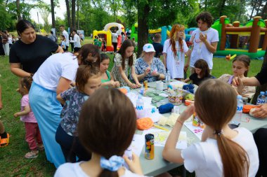 Çocuklar açık hava festivalinde el sanatları ile uğraşıyorlar. 31 Mayıs 2024 Balti Moldova.