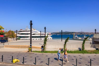 İstanbul sahilinde güneşli bir gün. İnsanlar, tekneler ve deniz manzaralı. 12 Ağustos 2025 İstanbul Türkiye.