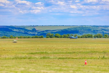 Çimenli araziden havalanan tek bir mavi uçak. 31 Mayıs 2025 Vadul lui Voda Moldova.