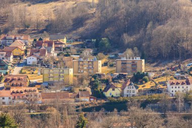 Kışın konut ve daireleri olan Avrupa 'nın manzaralı kırsal köyü. 20 Mart 2025, Cesky Krumlov, Çek.