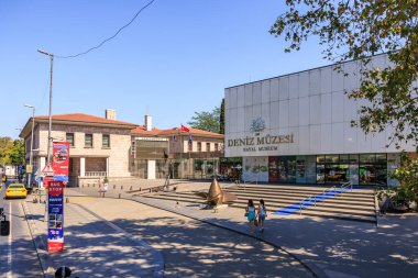 Güneşli bir günde ziyaretçilerle İstanbul Deniz Müzesi 'nin dışında. 12 Ağustos 2025 İstanbul Türkiye.